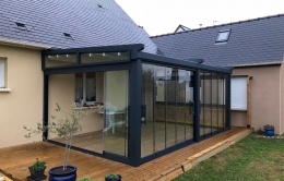 Nouvelle réalisation d?une pergola membrane anti-uv rétractable avec leds intégrées et rideaux de verres amovibles pour un espace supplémentaire de votre habitat.
