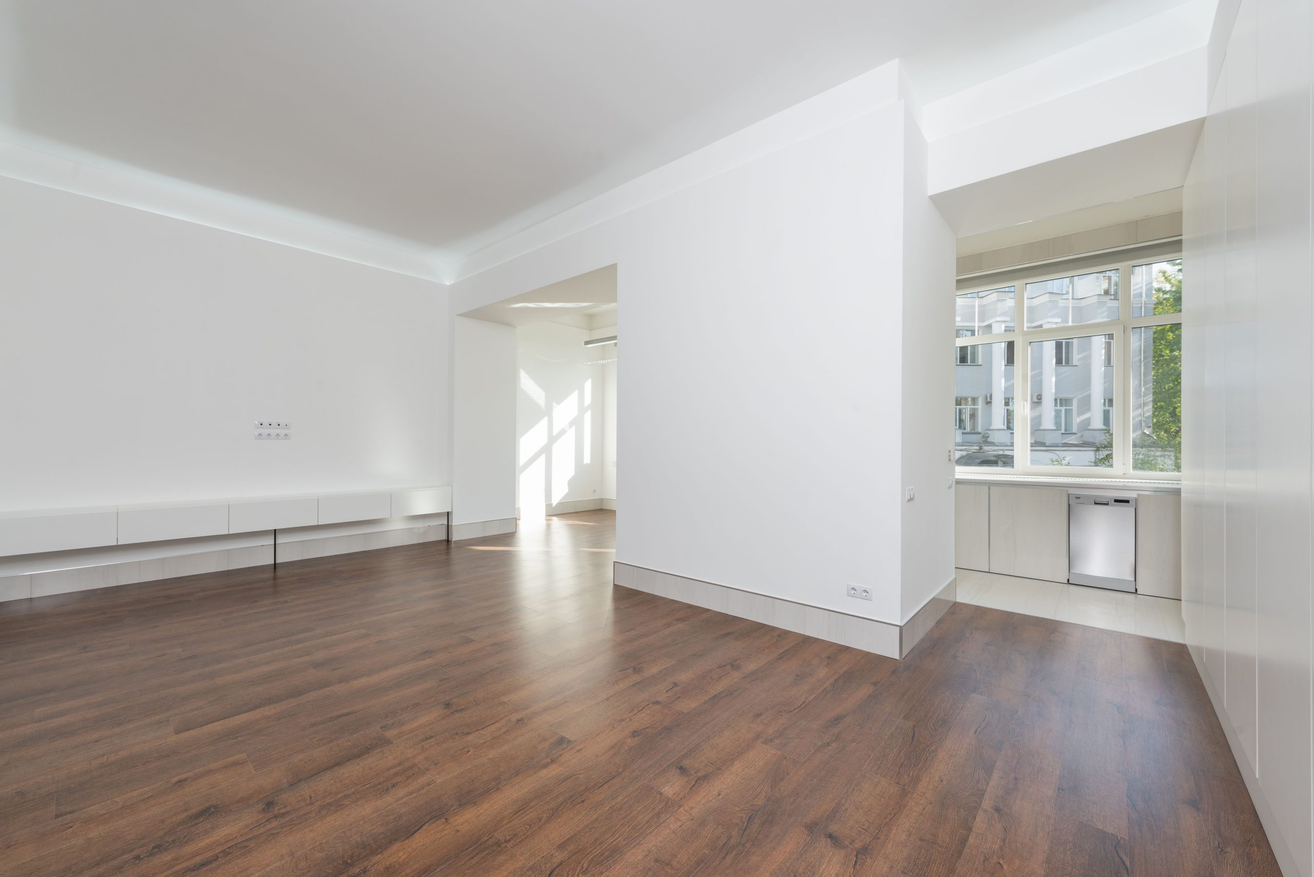 Appartement moderne murs blancs parquet lumineux