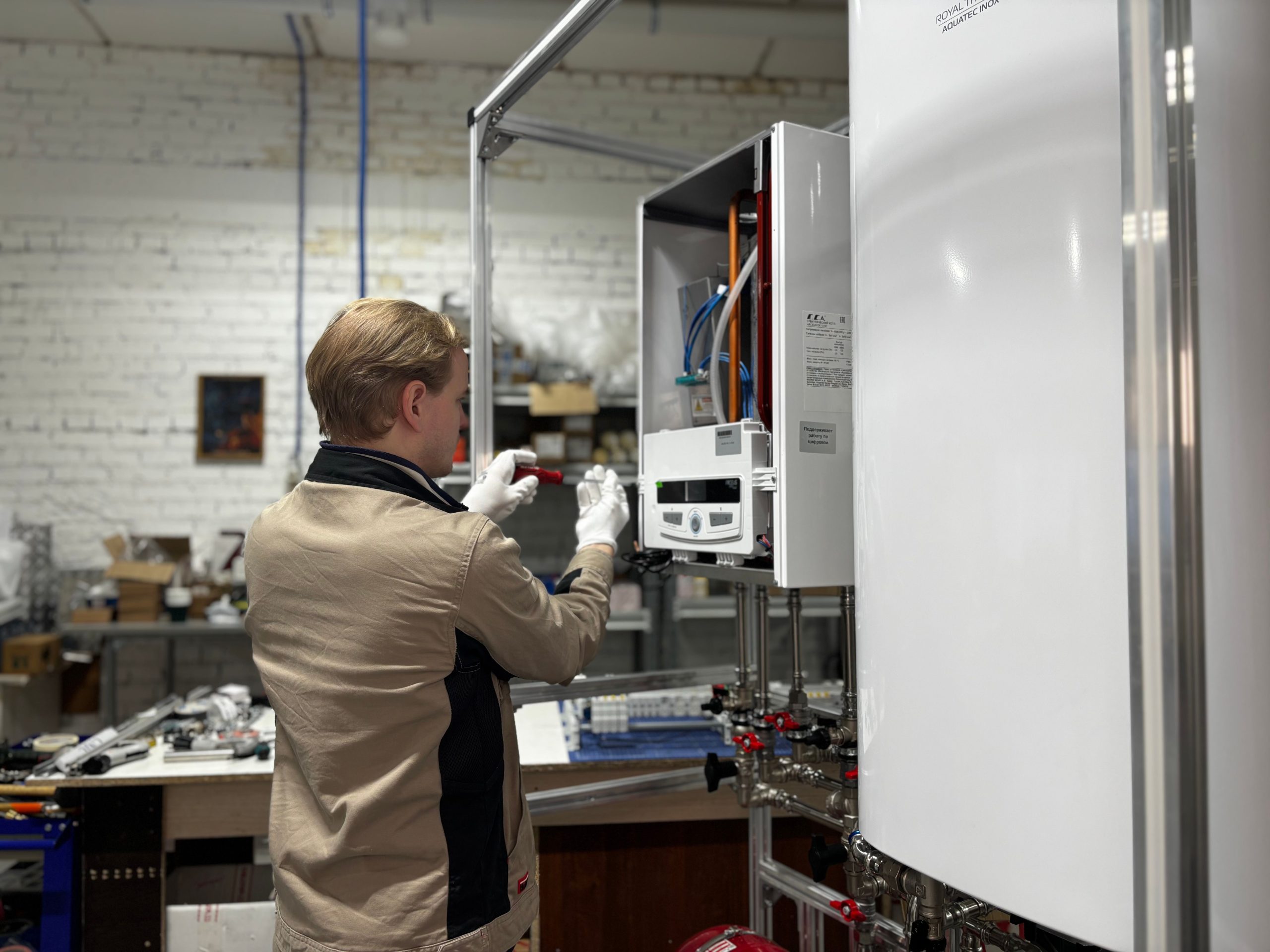 Technicien répare système chauffage atelier industriel