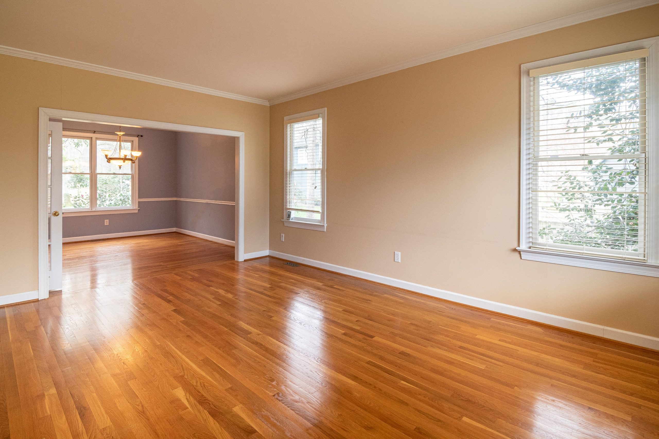 Pièce lumineuse parquet bois grandes fenêtres