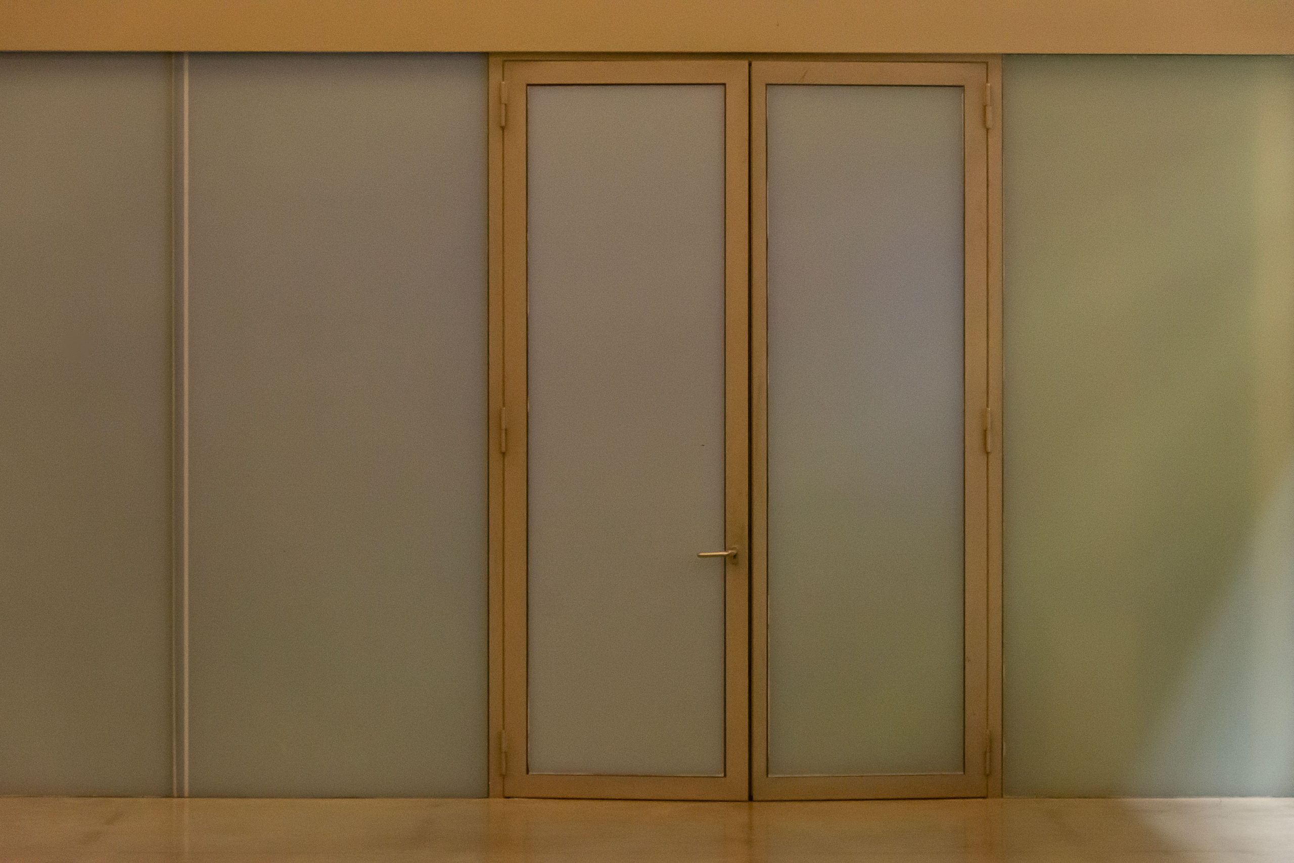 Porte minimaliste beige avec panneaux verre dépoli