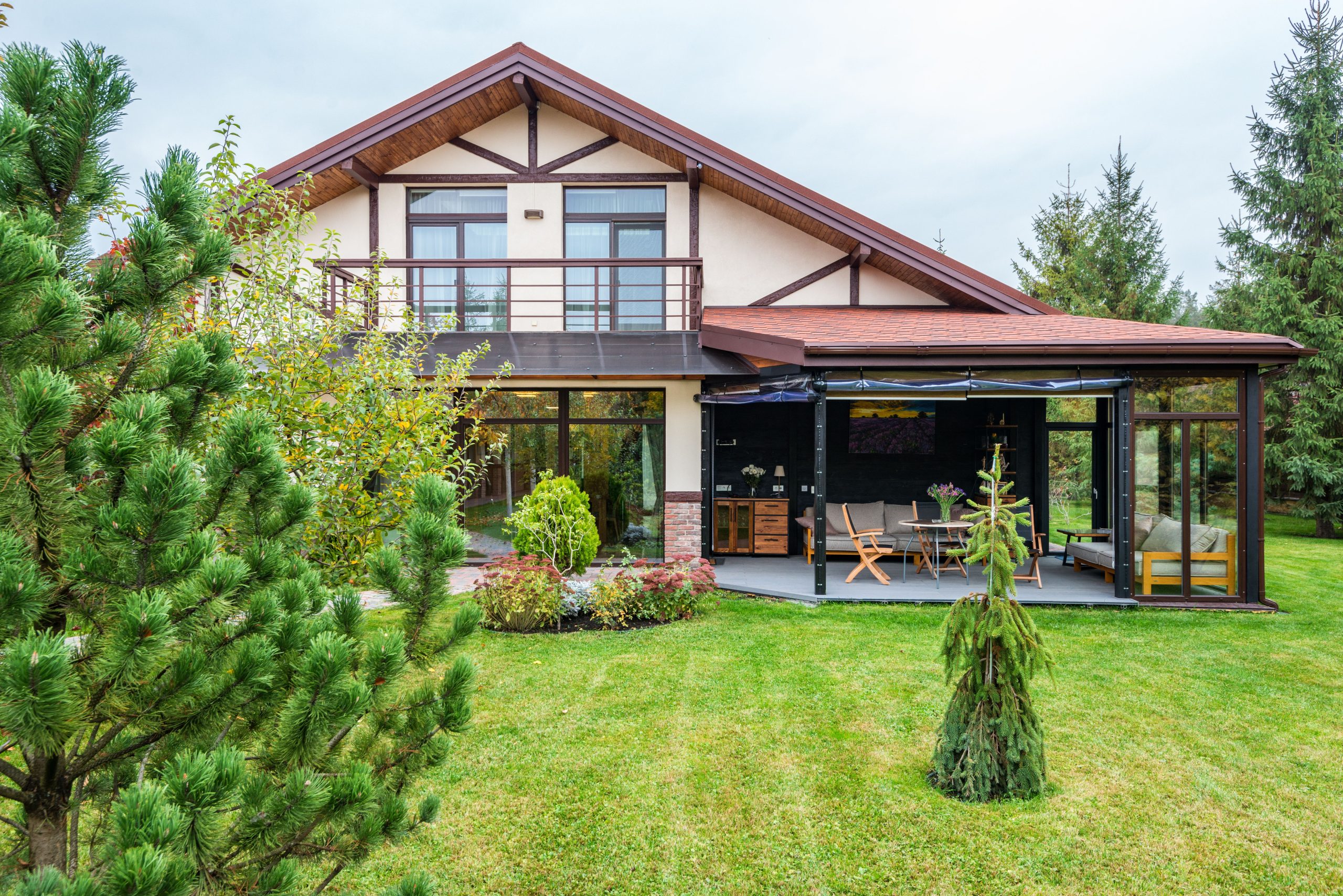 Maison résidentielle moderne avec terrasse et balcon