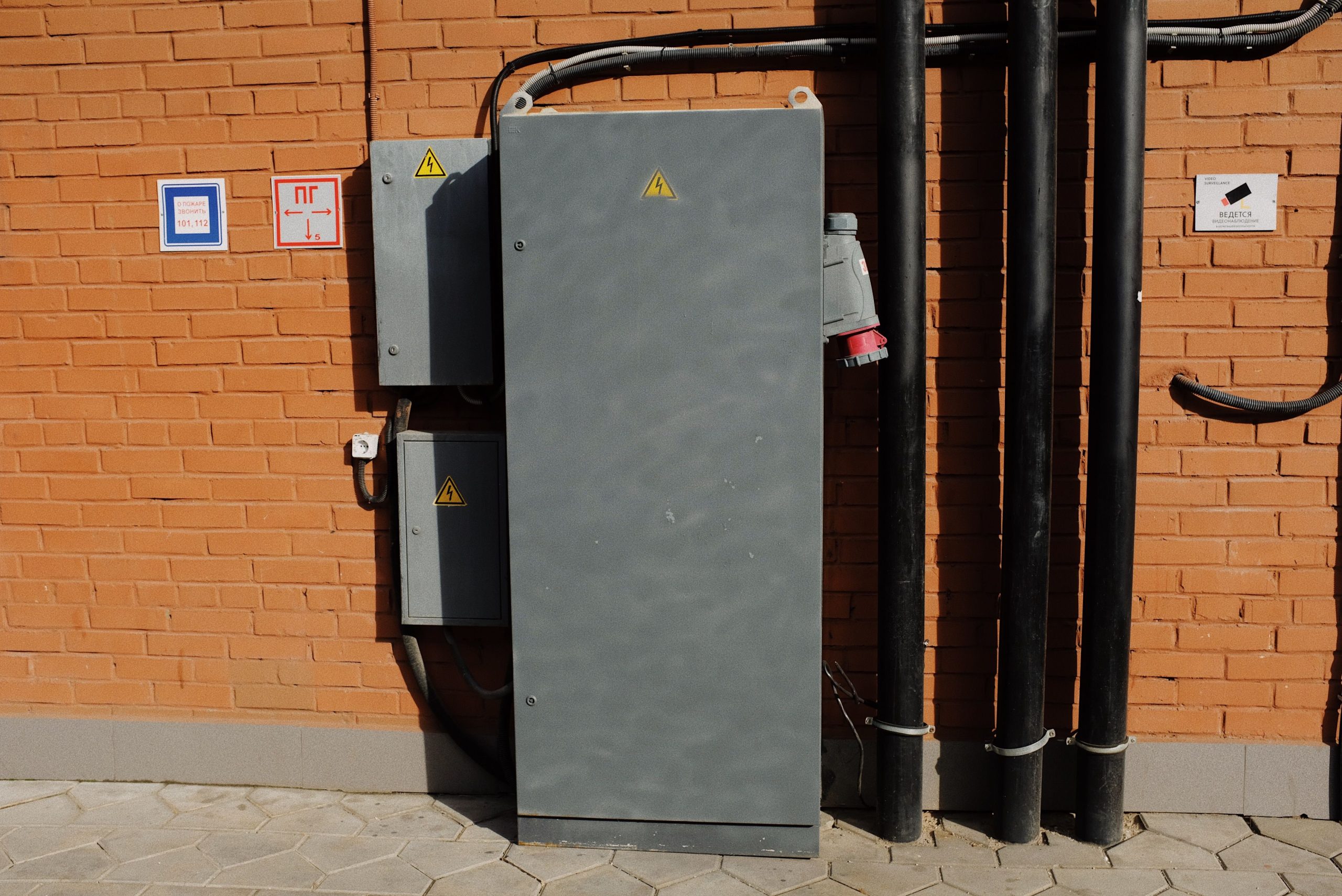 Armoire électrique alimentation murale briques