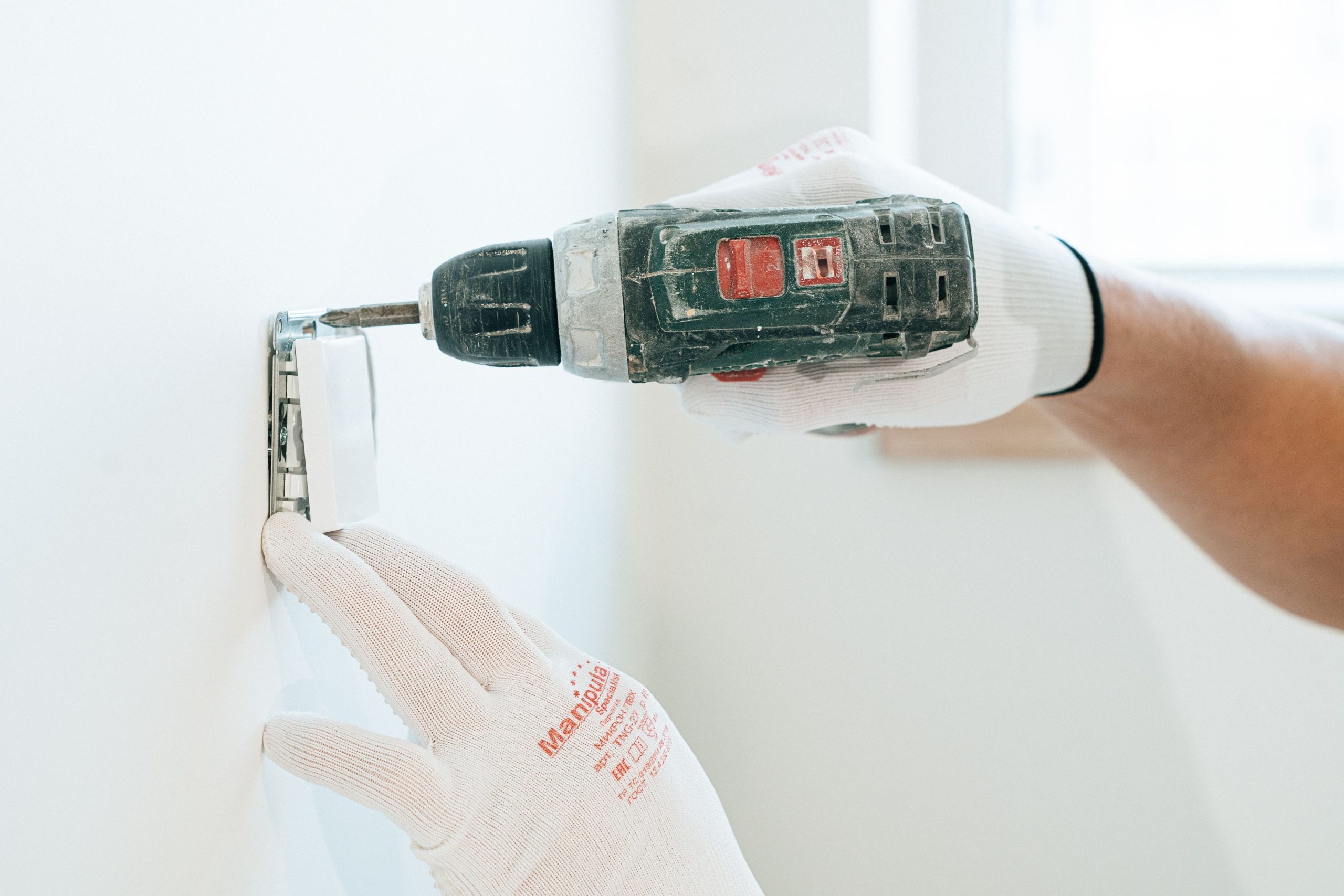 Installation d'une prise électrique avec perceuse