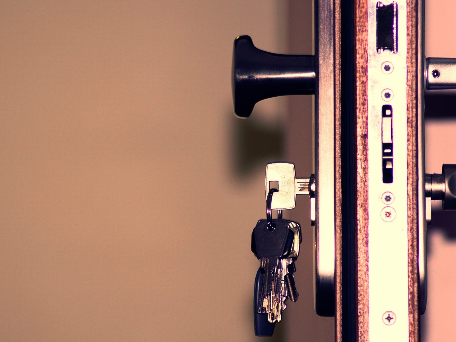 Comment changer une serrure de porte sans se tromper ?