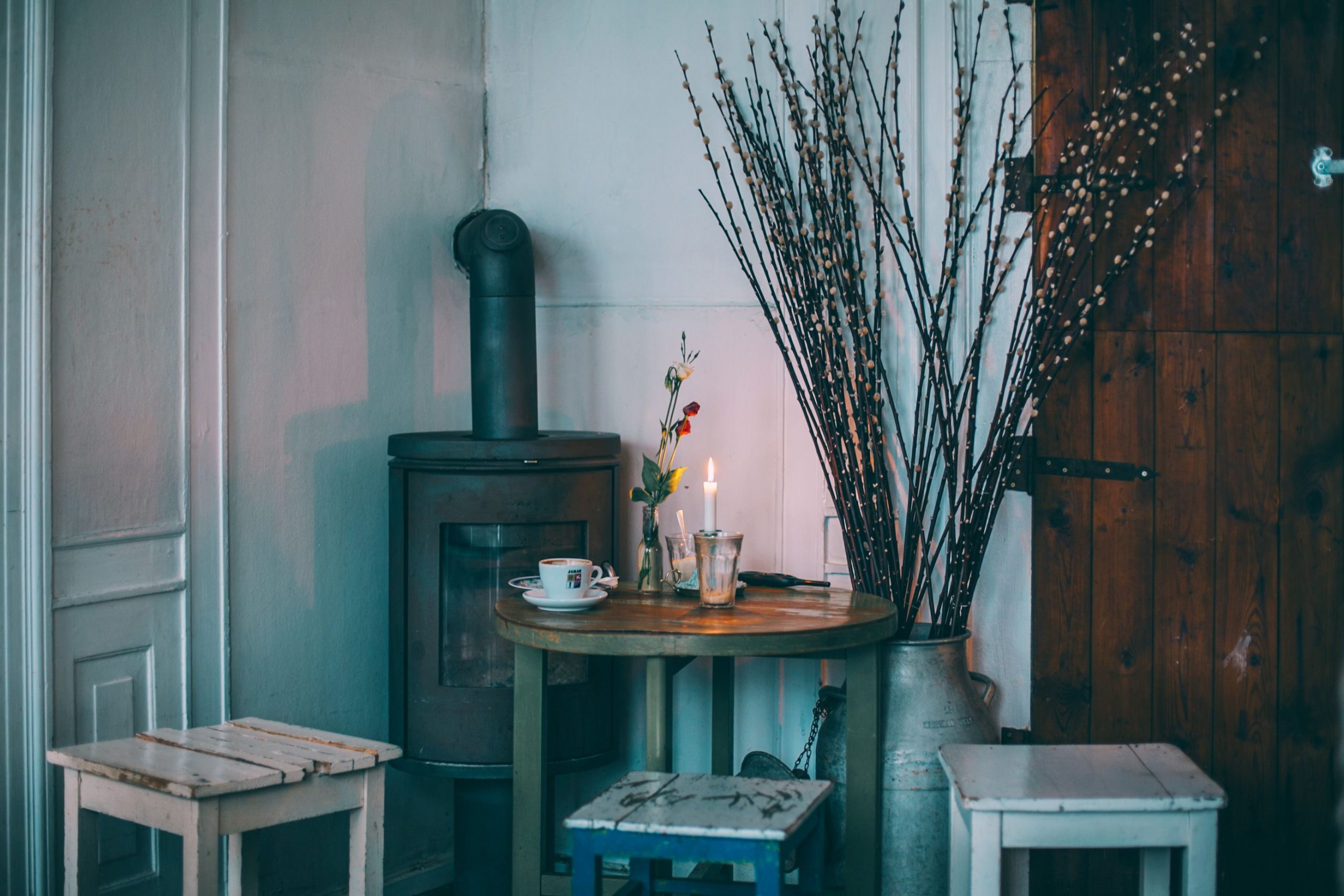 Salon rustique avec poêle en fonte et table en bois