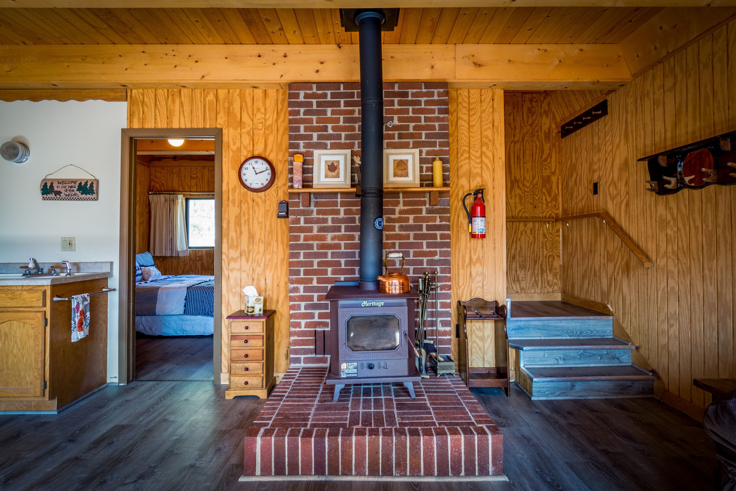 Intérieur de cabane en bois avec poêle vintage