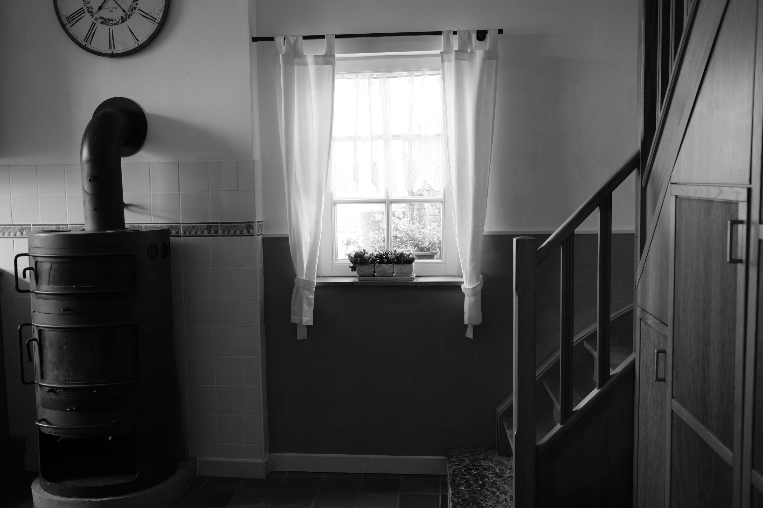Intérieur minimaliste avec poêle et escalier en bois