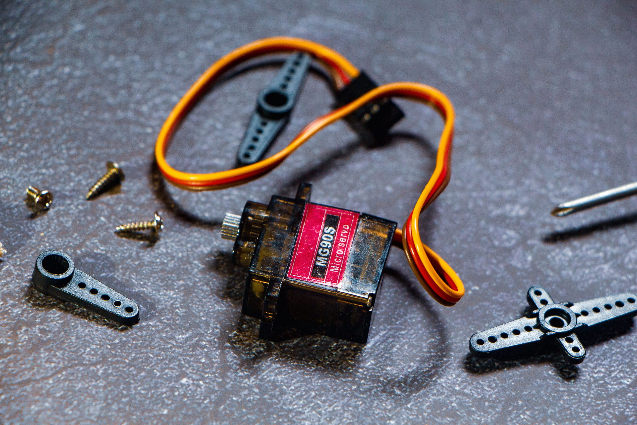 Moteur servo MG90S avec accessoires électroniques