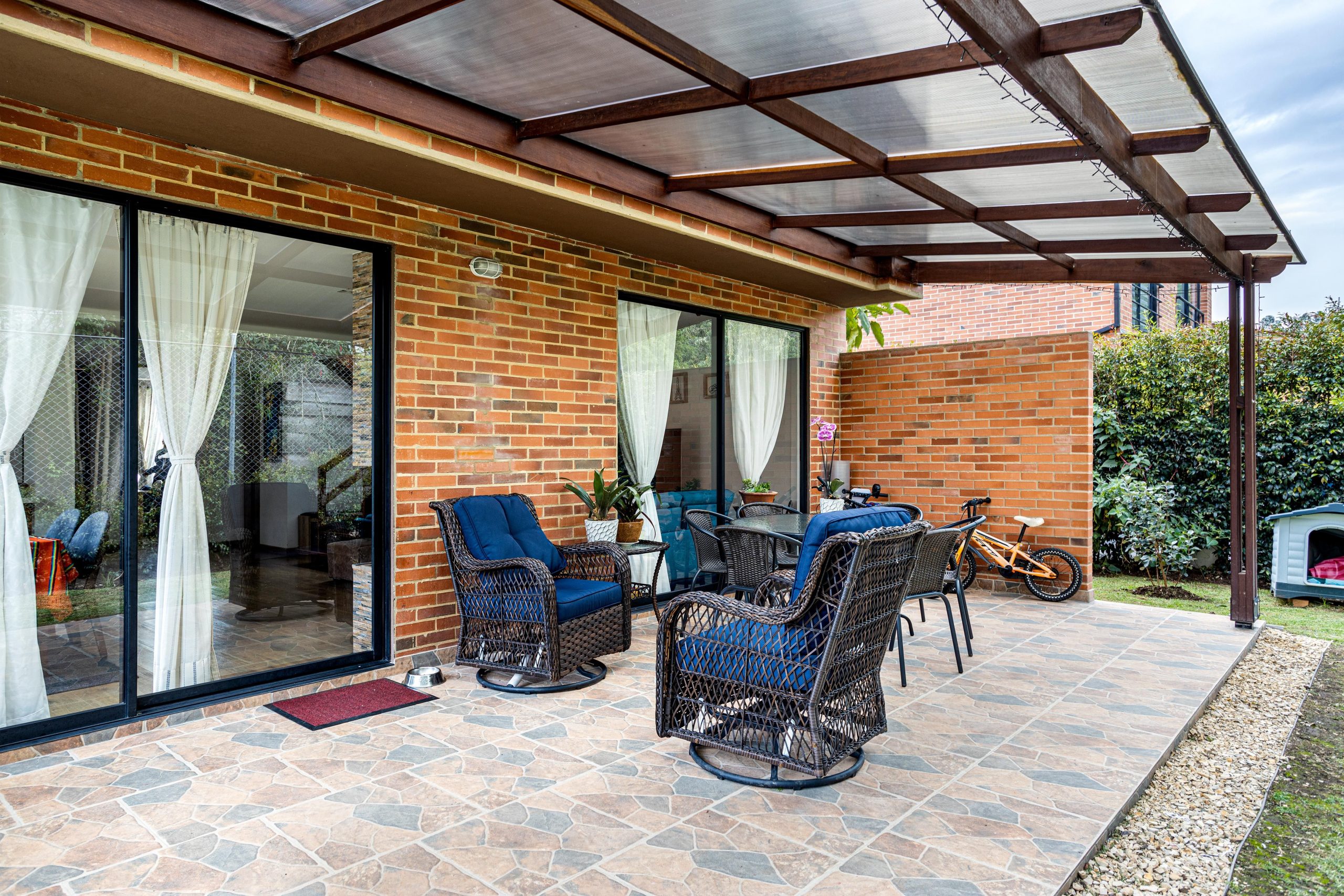 Patio briques accueillant avec plantes