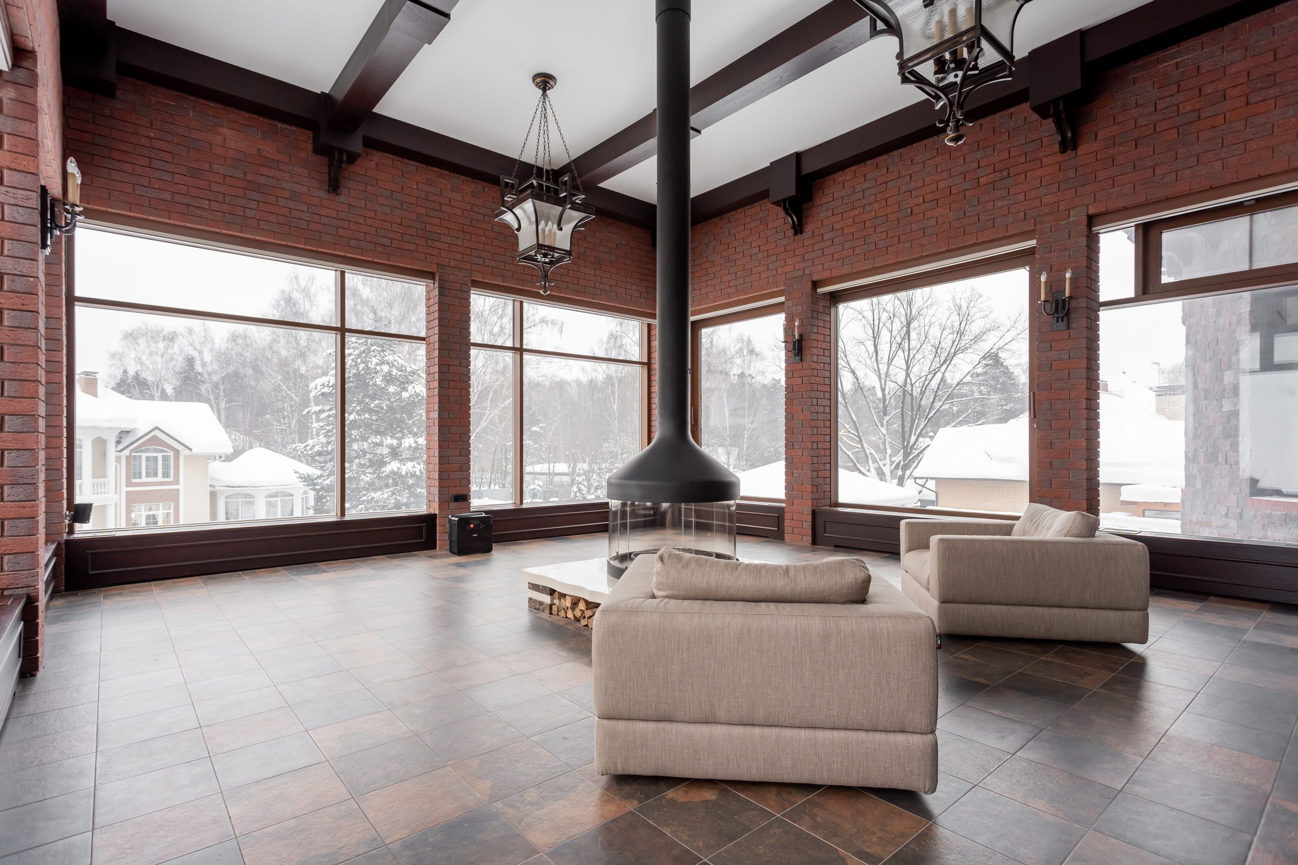Salon spacieux avec cheminée face à la neige