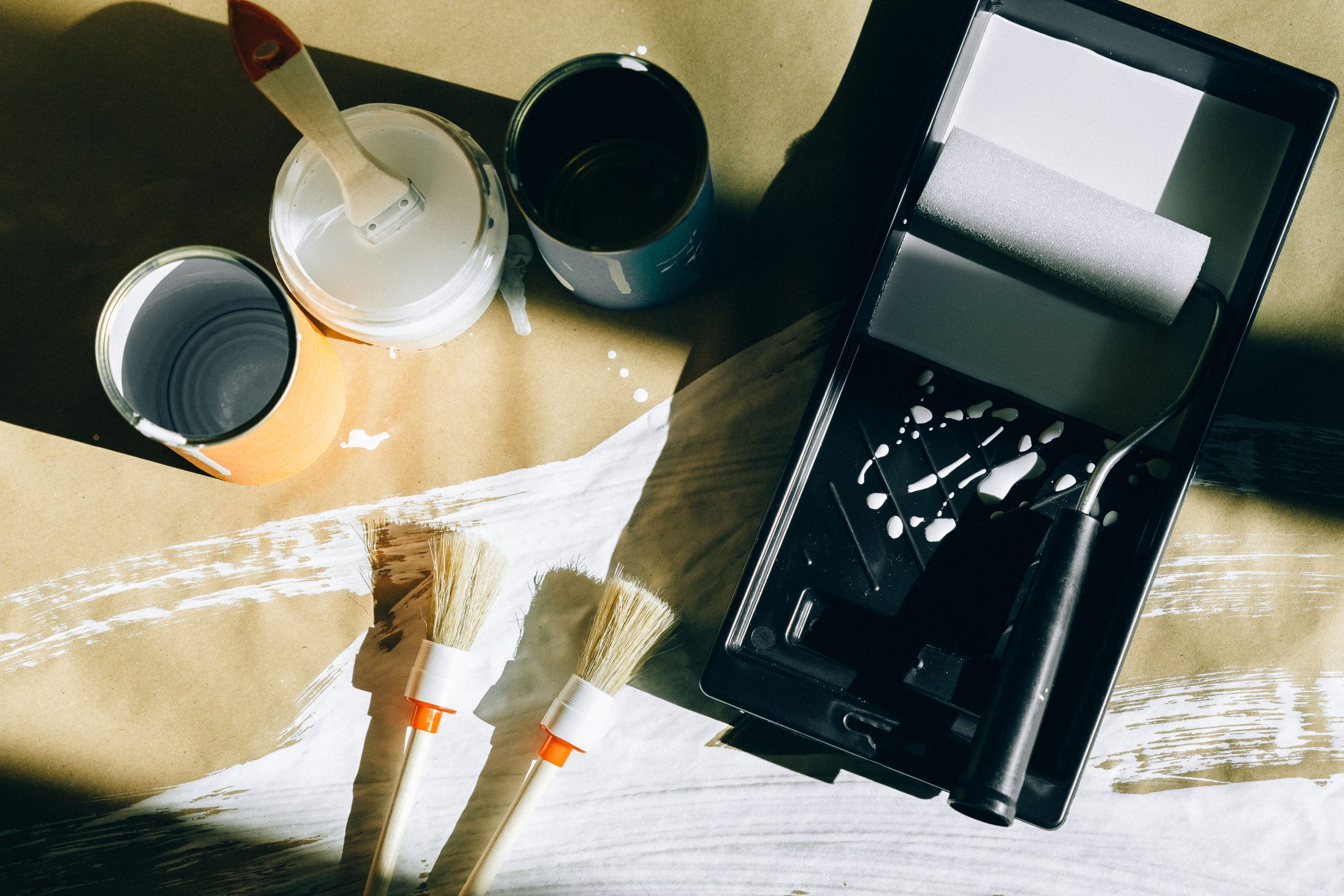 Vue du dessus des outils de peinture variés
