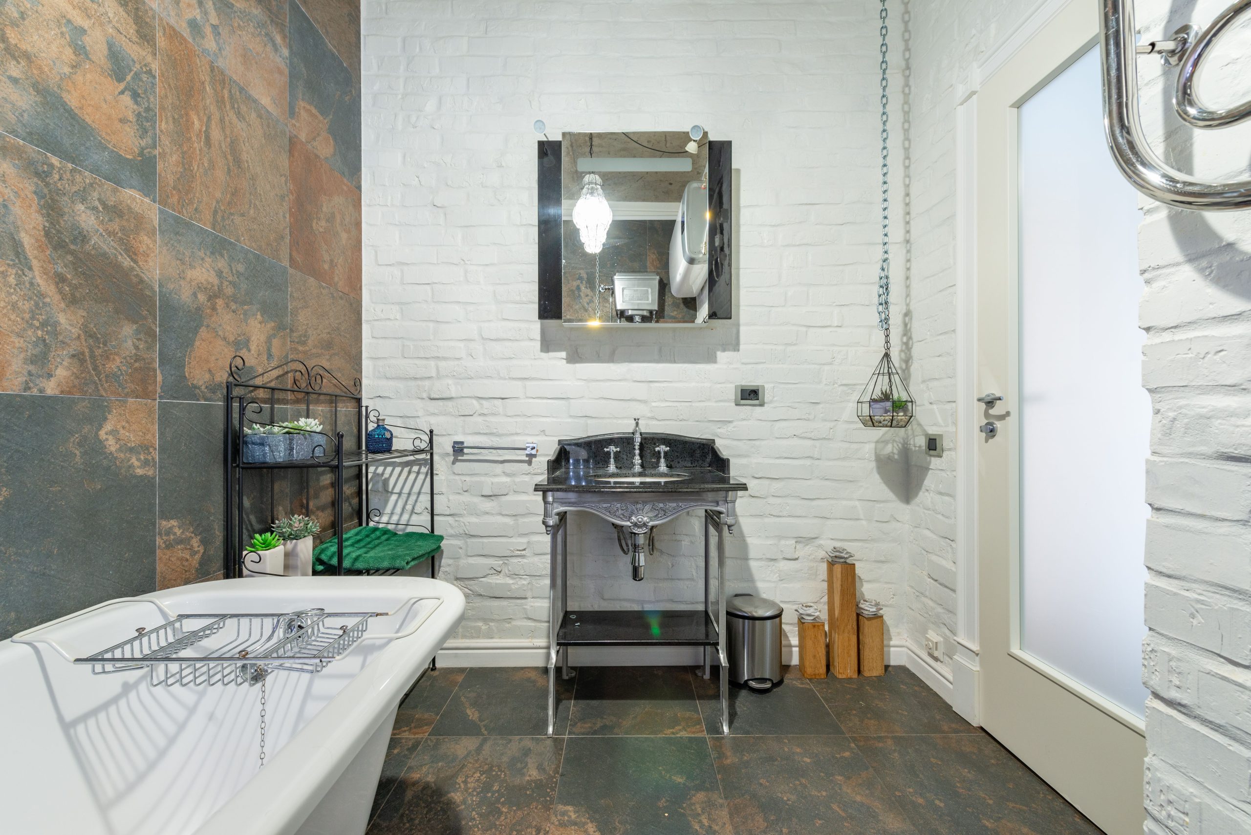 Salle de bain baignoire ilot carrelage rustique