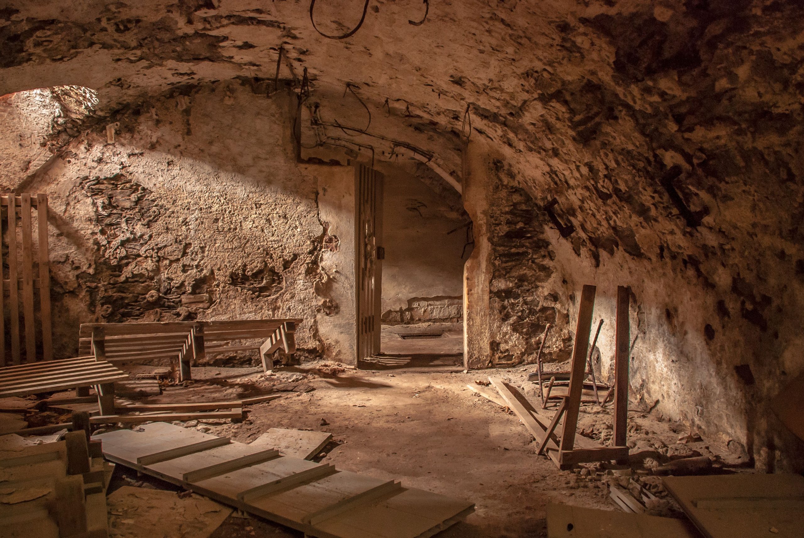 Ancien sous-sol abandonné murs pierre humides